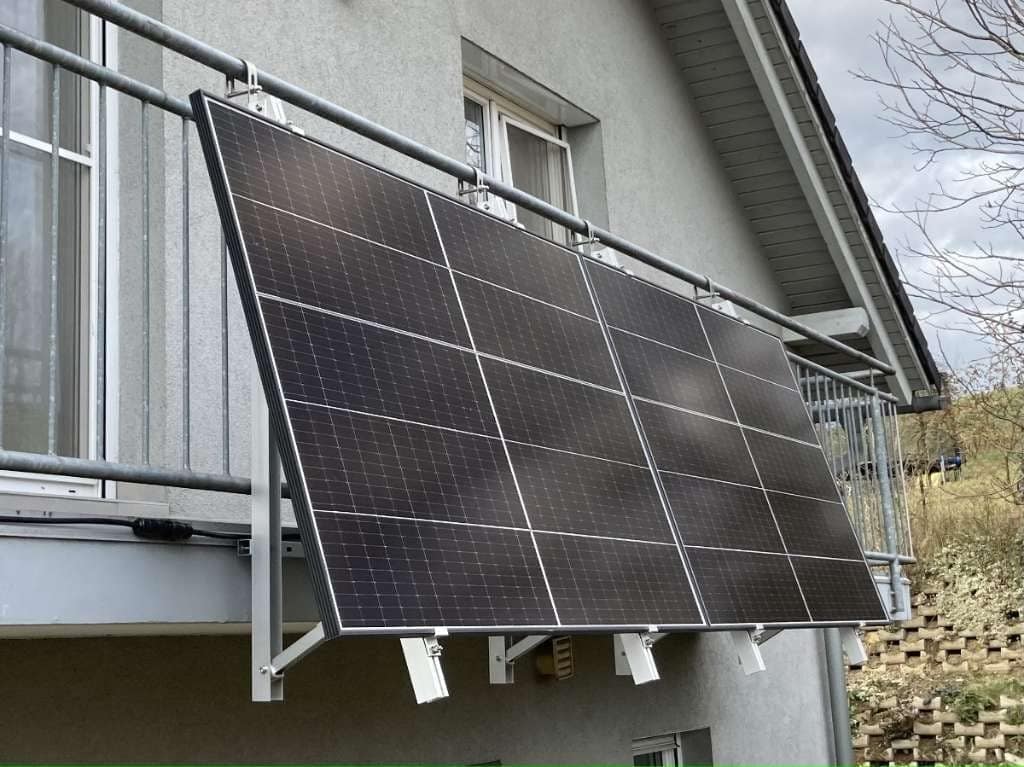 Aufständerung von Solarmodulen für Balkongeländer mit rundem Handlauf – Bild 5